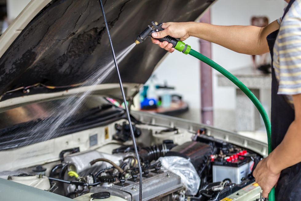 Au milieu d'un lavage de moteur de voiture