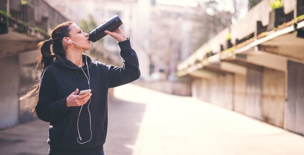 Conseils d’hydratation pour les coureurs, y compris la préparation du jour de la course