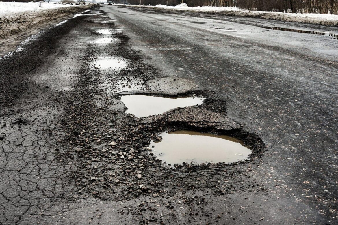 Comment bien éviter les nids-de-poule sur les routes