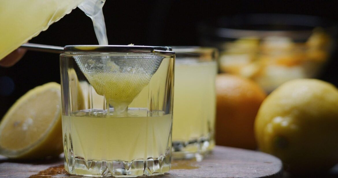 Avantages pour la santé du jus de citron et effets secondaires d’une consommation excessive